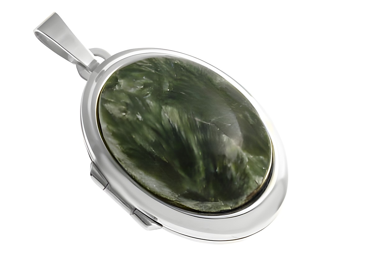 Serpentin Cabochon in ovaler Form, umgeben von rhodiniertem Sterling Silber, elegantes Medaillon aus der Kollektion von Juwelier Harnisch.