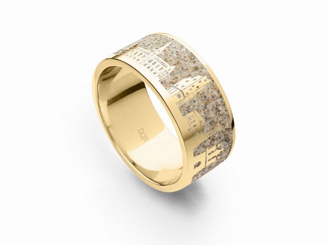 Ein goldfarbener Ring mit gravierten Hamburger Gebäuden und einer strukturierten Oberfläche, gefertigt aus Sterling Silber, Modell DUR Strandring Hamburg 2.0, Größe 56, Hersteller DUR.