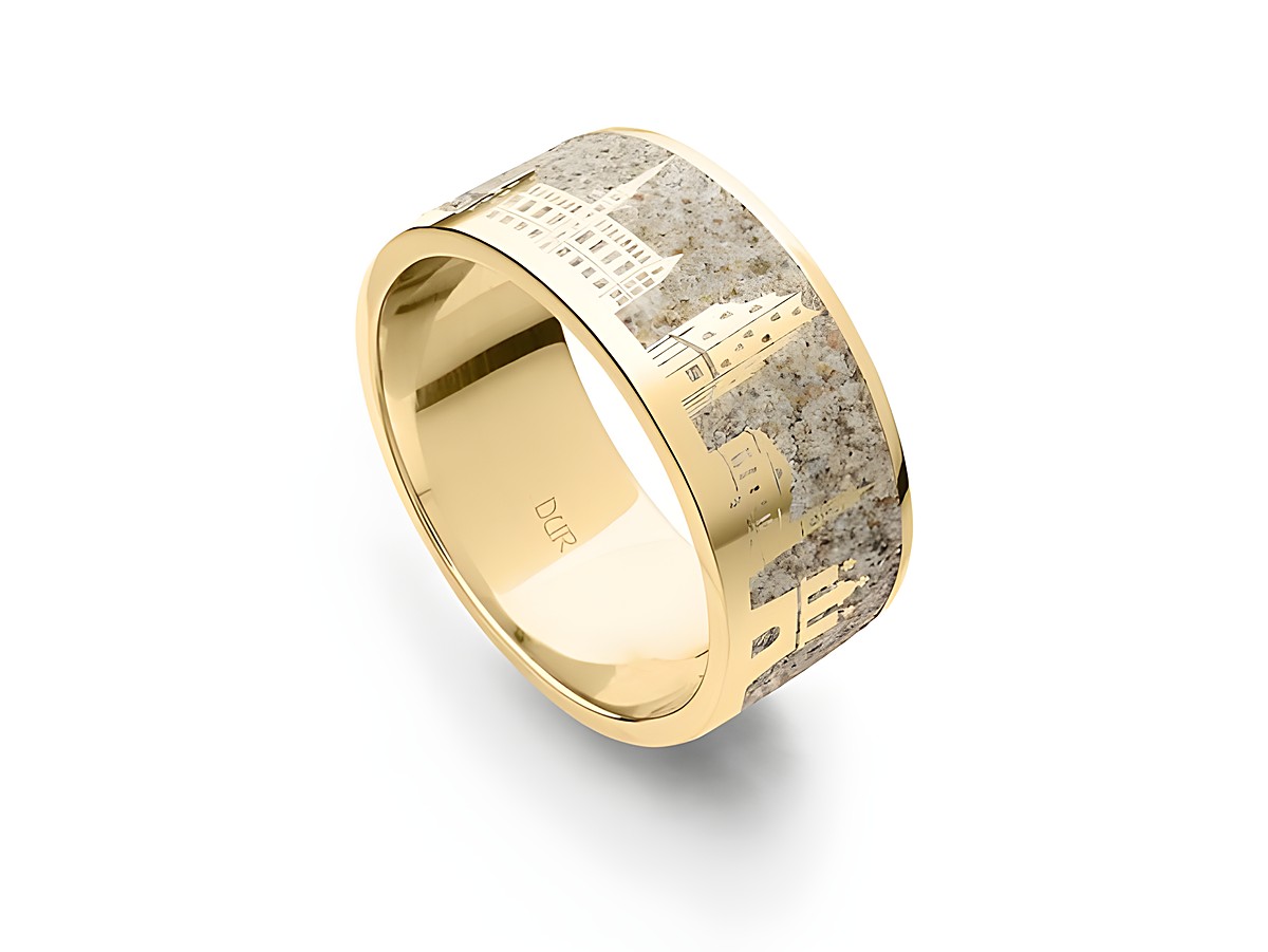 Ein goldfarbener Ring mit gravierten Hamburger Gebäuden und einer strukturierten Oberfläche, gefertigt aus Sterling Silber, Modell DUR Strandring Hamburg 2.0, Größe 56, Hersteller DUR.