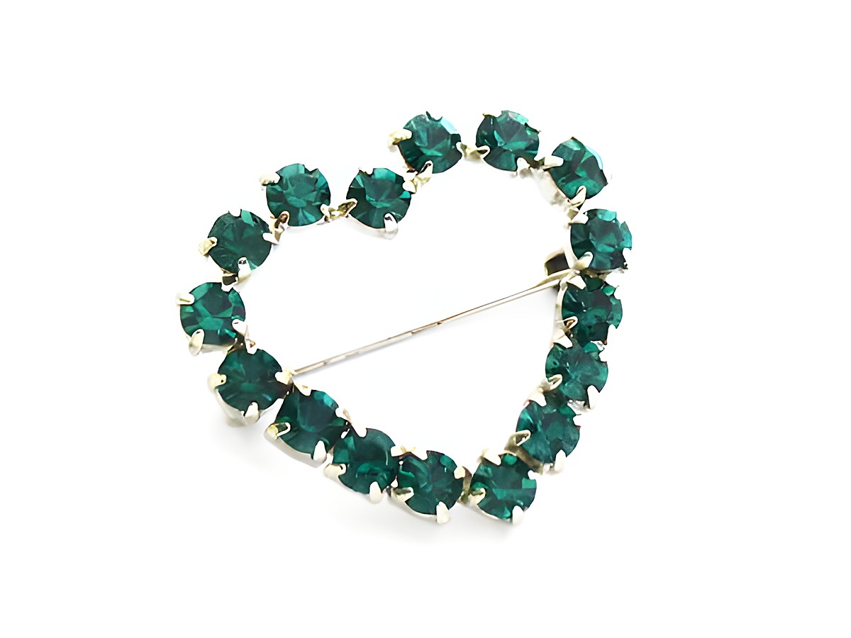 Grüne Strass Brosche im sexy City Look in Herzform, hergestellt von Juwelier Harnisch, verziert mit funkelnden grünen Strasssteinen, ideal für stilvolle Akzente.