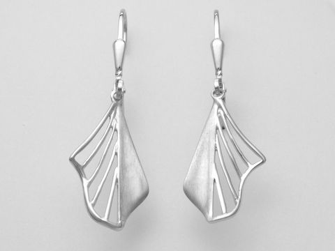 Silberne Ohrringe im modernen Design aus Sterling Silber, hängend, von Juwelier Harnisch, ohne Stein, in stilisierter Form mit feinen Linien und glatter Oberfläche.