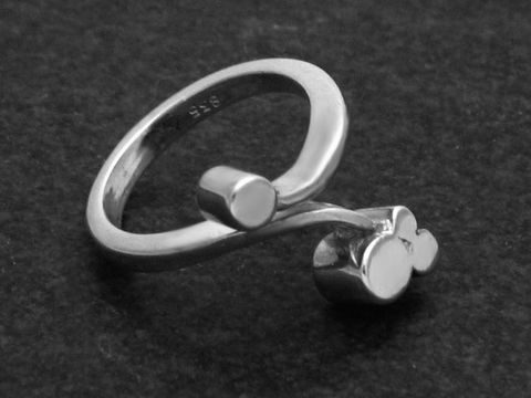 Silberring Design Blume Größe weit verstellbar, Hersteller Juwelier Harnisch, ohne Stein, in schlichter, eleganter Form mit dekorativen Blütenelementen.