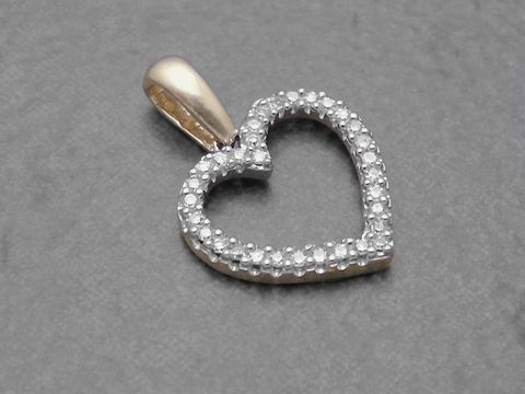 Herz Anhänger in Gold 585, romantisch gestaltet mit Diamant PAVÉ, Hersteller Juwelier Harnisch, verleiht jedem Outfit einen stilvollen Akzent. Ideal für besondere Anlässe.