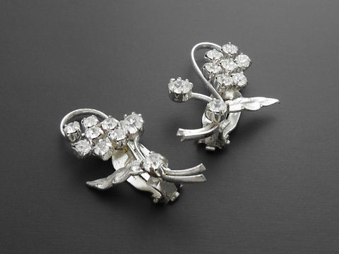 Prachtvolle Strass Ohrclips in Weiß, gestaltet in floralem Design mit glitzernden Steinen, Hersteller Juwelier Harnisch, eleganter Strass Schmuck für besondere Anlässe.