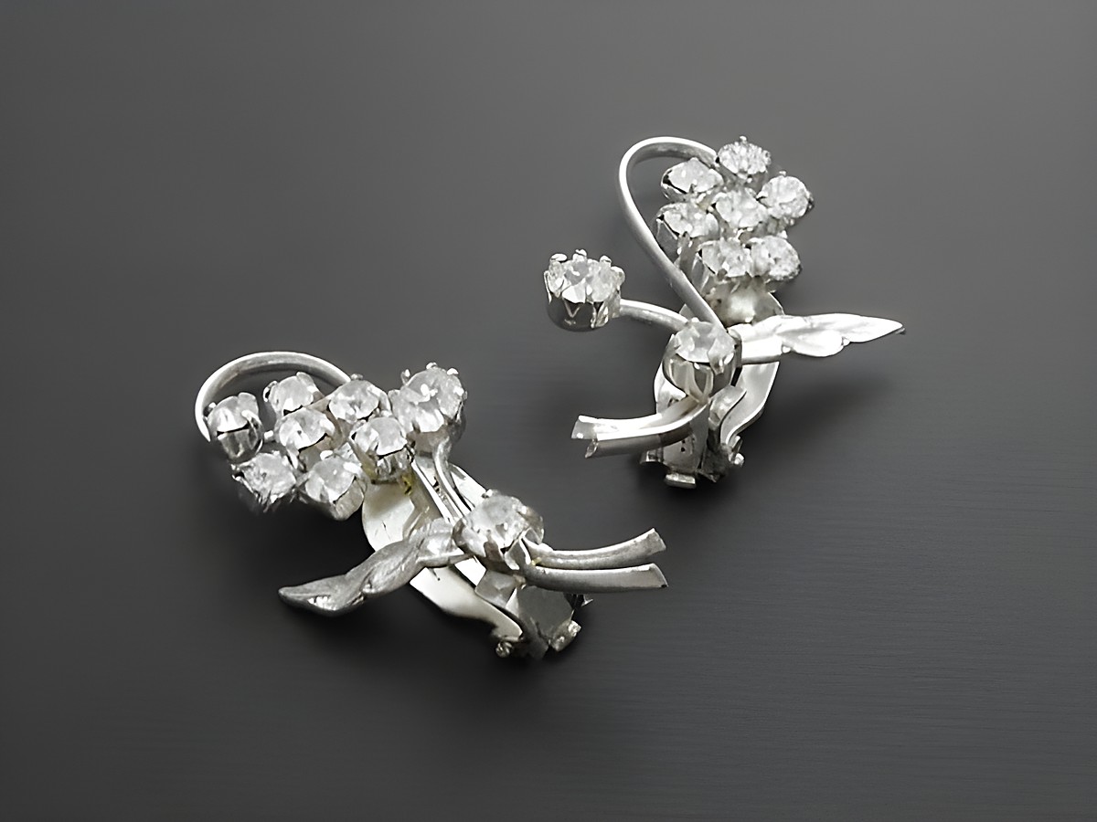 Prachtvolle Strass Ohrclips in Weiß, gestaltet in floralem Design mit glitzernden Steinen, Hersteller Juwelier Harnisch, eleganter Strass Schmuck für besondere Anlässe.