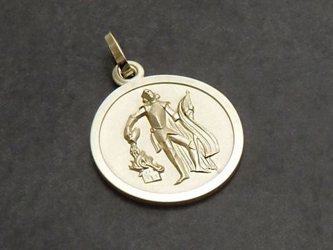 Gold Anhänger mit dem Motiv des Heiligen Florian von Lorch, bekannt als Schutzpatron, präsentiert in einfacher, eleganter Form mit feinen Details.