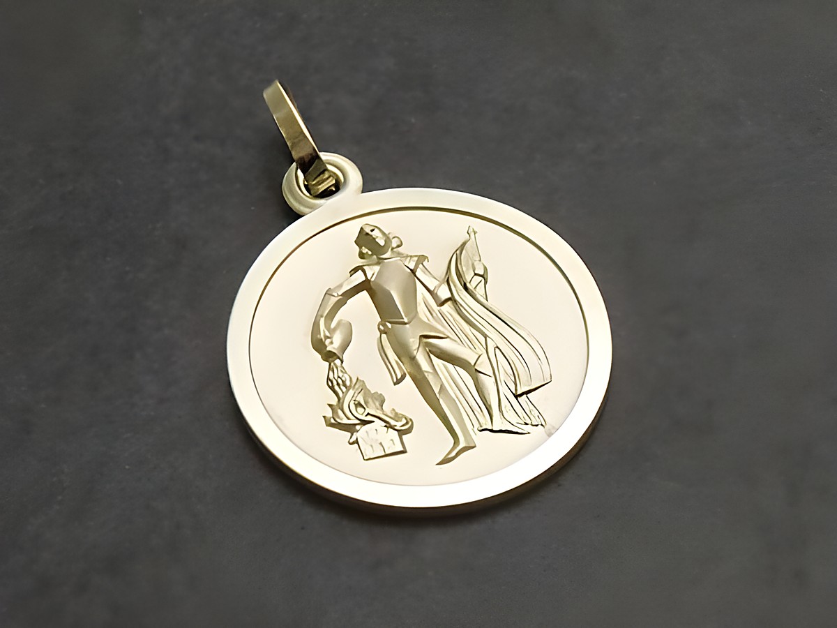 Gold Anhänger mit dem Motiv des Heiligen Florian von Lorch, bekannt als Schutzpatron, präsentiert in einfacher, eleganter Form mit feinen Details.