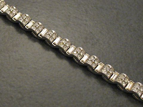 Strass Armband in Weiß, 18 cm lang, silberfarben und charmant, vom Hersteller Juwelier Harnisch, ideal als elegantes Accessoire für besondere Anlässe.