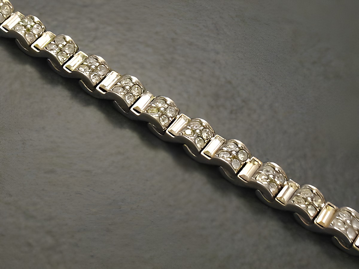 Strass Armband in Weiß, 18 cm lang, silberfarben und charmant, vom Hersteller Juwelier Harnisch, ideal als elegantes Accessoire für besondere Anlässe.