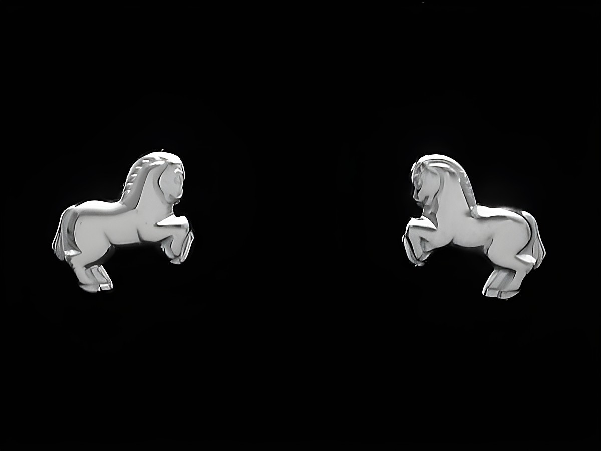 Ohrringe Pferdchen aus Sterling Silber, niedlich und verspielt gestaltet, eignen sich perfekt für Kinder. Hersteller Juwelier Harnisch, ideal für kleine Pferdefans.