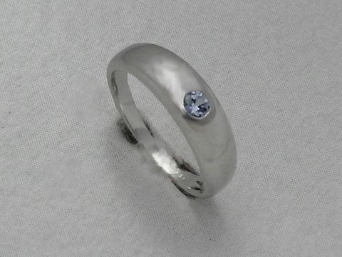 Klassischer Silber Taufring mit hellblauen synthetischen Spinell, Hersteller Juwelier Harnisch, hochwertiges Silber, schlicht und elegant im Design, ideal für besondere Anlässe.