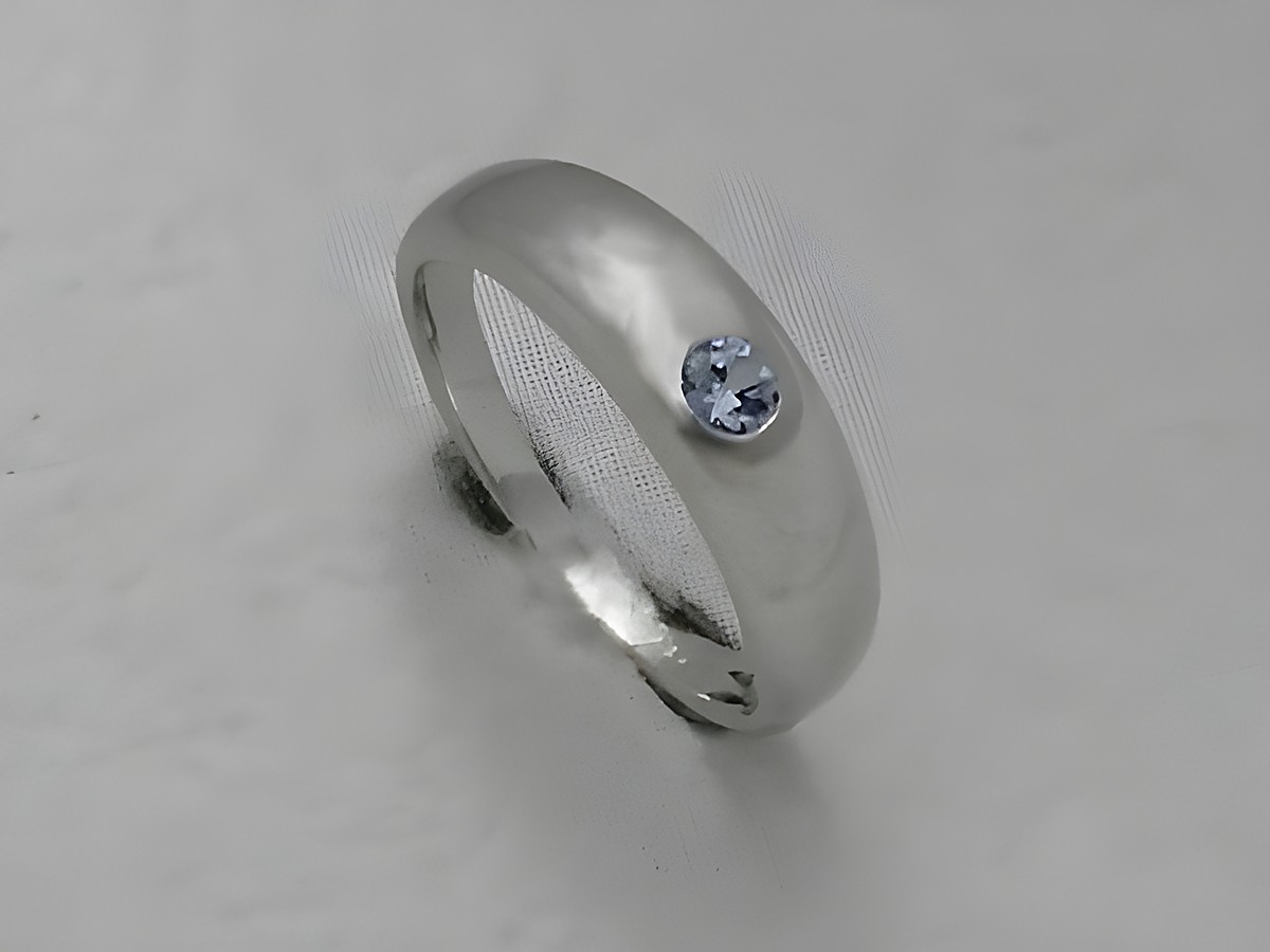 Klassischer Silber Taufring mit hellblauen synthetischen Spinell, Hersteller Juwelier Harnisch, hochwertiges Silber, schlicht und elegant im Design, ideal für besondere Anlässe.