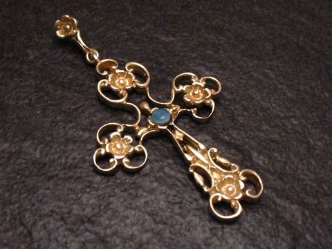 Kreuz Anhänger aus Silber vergoldet in floral-nostalgischem Design, gefertigt von Juwelier Harnisch, mit feinem Muster und blauer Edelsteinmitte. Ideal als Schmuckstück für besondere Anlässe.