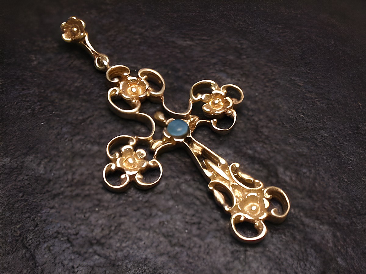 Kreuz Anhänger aus Silber vergoldet in floral-nostalgischem Design, gefertigt von Juwelier Harnisch, mit feinem Muster und blauer Edelsteinmitte. Ideal als Schmuckstück für besondere Anlässe.