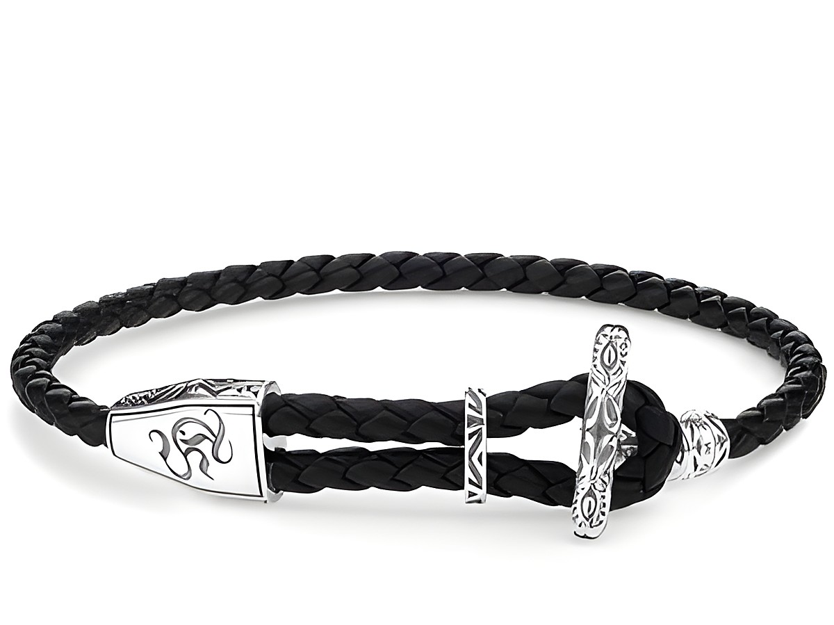 Schwarzes geflochtenes Armband von Thomas Sabo A1859-682-11-L25v mit silbernen Verschlussdetails, geeignet für Handgelenke von ca. 14 bis 25 cm. Perfektes Accessoire für jeden Anlass.