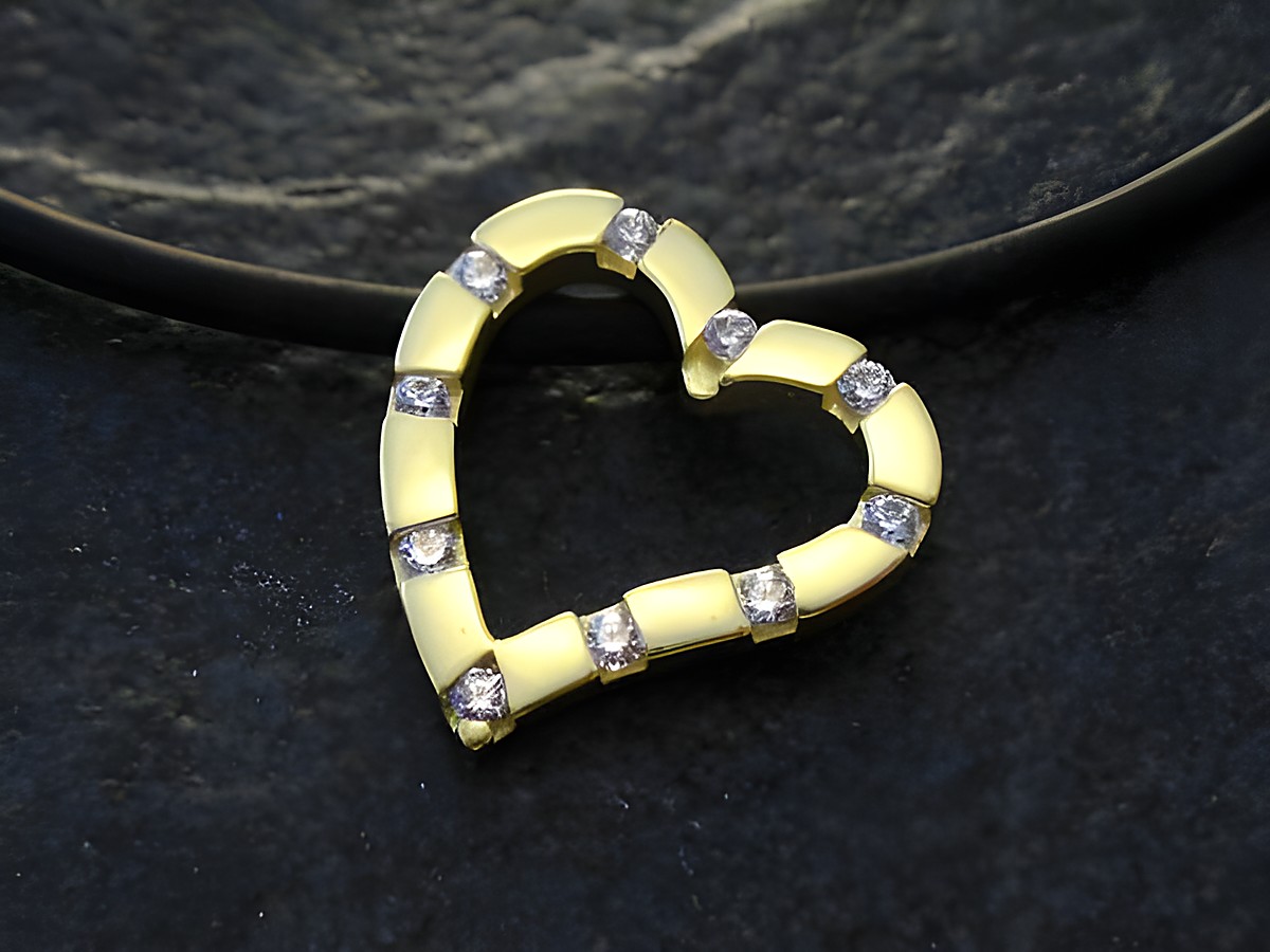 Durchlaufherz Gold Anhänger mit 10 Zirkonia, Hersteller Juwelier Harnisch, filigranes Design, ideal zum Tragen an einem Kette, eleganter Schmuck für besondere Anlässe.