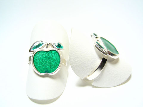 Designer Silber Ring rhodiniert -Apfel- in grün, Hersteller Juwelier Harnisch, ohne Stein, zeigt ein stilisiertes Apfeldesign auf einem schlichten Ringband.