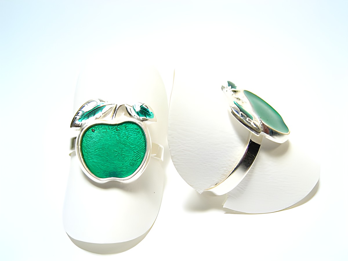 Designer Silber Ring rhodiniert -Apfel- in grün, Hersteller Juwelier Harnisch, ohne Stein, zeigt ein stilisiertes Apfeldesign auf einem schlichten Ringband.