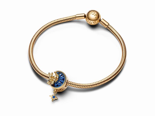 Das Bild zeigt ein elegantes Armband mit einem Halbmond Charm aus gelbgoldvergoldetem Material, verziert mit blauem Steinmix und einer Anhängselform wie einem Stern.