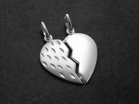 Doppelherz Anhänger aus teilmattiertem Sterling Silber, Hersteller Juwelier Harnisch, mit herzförmigem Design und Bruchlinie, symbolisiert eine besondere Verbindung.