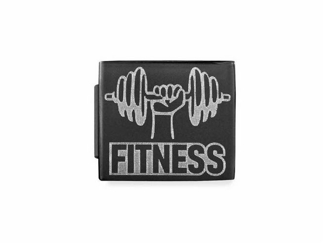 Edelstahl Charm in schwarz-matt mit dem Motiv einer Hand, die eine Hantel hält, sowie der Schriftzug Fitness, perfekt für das Fitness-Accessoire von Nomination.