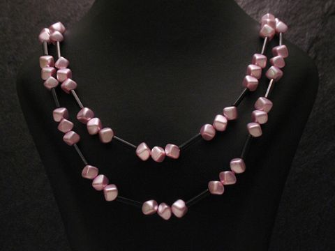 Zweireihige Kette eckige Perlen NEU Lila, Hersteller Juwelier Harnisch, Perlenketten, elegant und modisch, ideal für besondere Anlässe oder den alltäglichen Gebrauch.