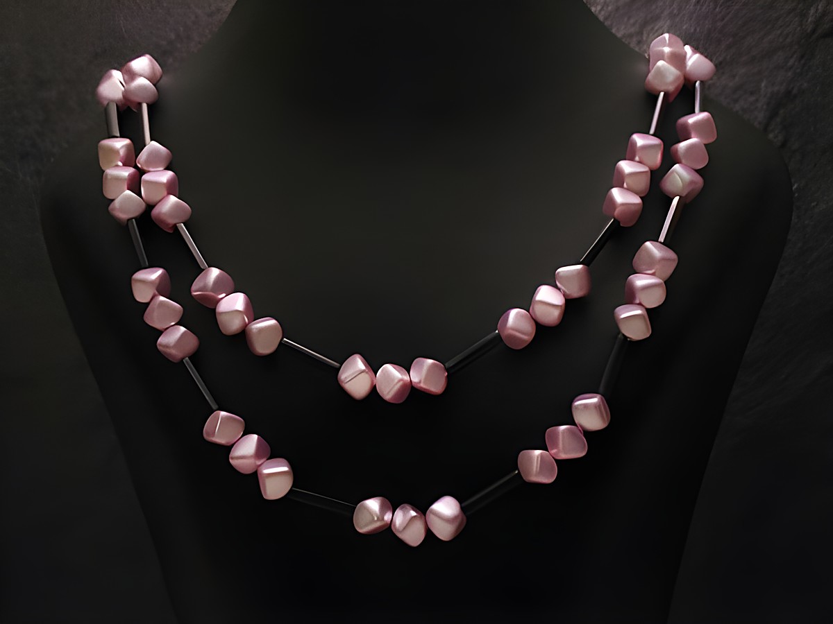 Zweireihige Kette eckige Perlen NEU Lila, Hersteller Juwelier Harnisch, Perlenketten, elegant und modisch, ideal für besondere Anlässe oder den alltäglichen Gebrauch.