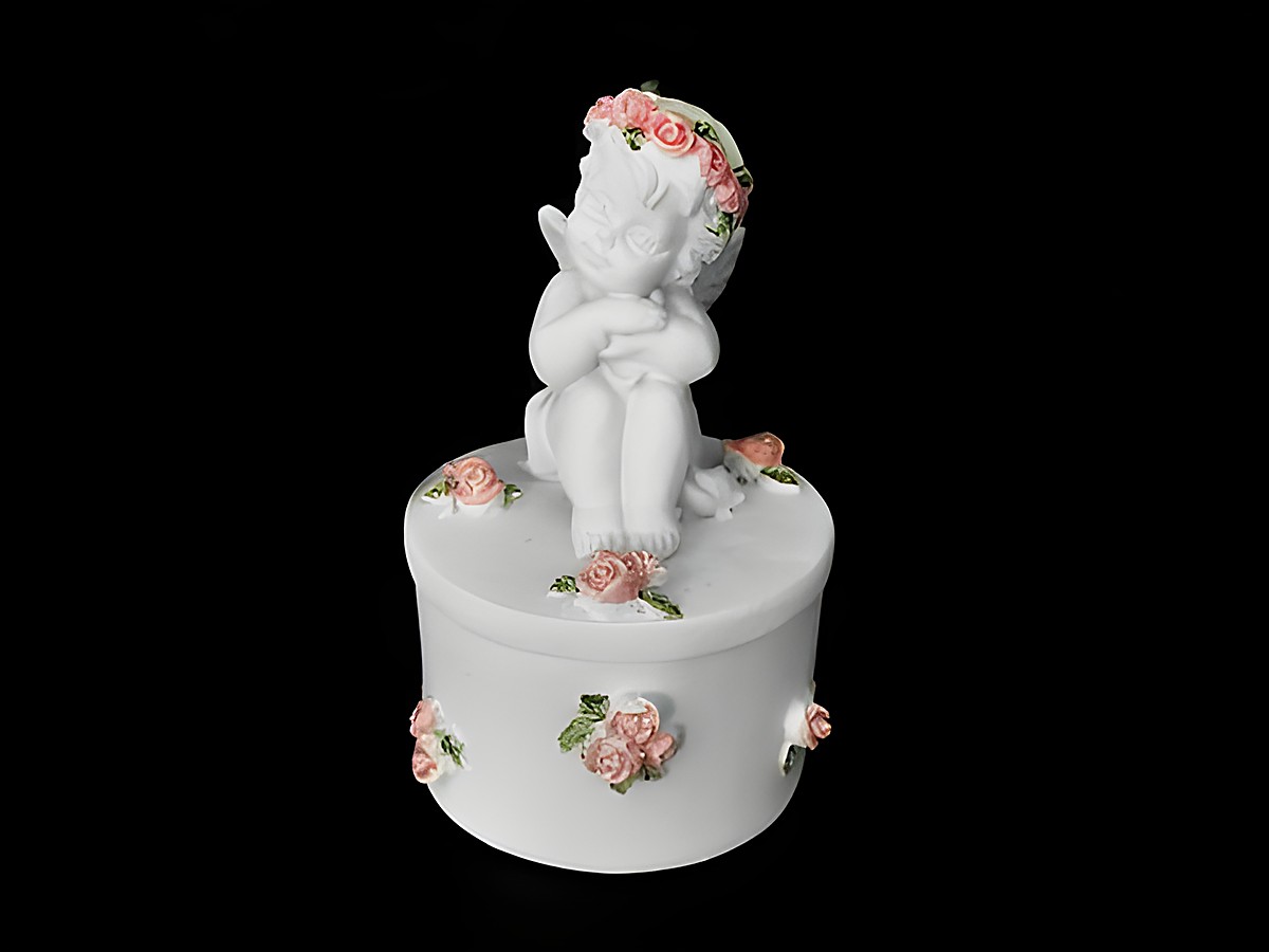 Eine schöne Schutzengel Dose mit einem niedlichen Engel, der auf dem Deckel sitzt, umgeben von zarten Rosen. Ideal als Geschenkidee von Juwelier Harnisch, Schutzengel Figuren.