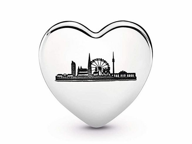 Herzanhänger von Pandora aus Sterling Silber mit gravierter Skyline von Wien, einschließlich Wiener Riesenrad und Schriftzug Vienna, Modell 792015_E037.