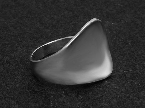 Silberring im Design matt, Größe etwas verstellbar, Hersteller Juwelier Harnisch, ohne Stein, zeigt eine moderne, geschwungene Form und eine glänzende Oberfläche.