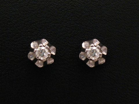 Ohrringe Brillant 0,10 ct. W/P1 in Blütenform aus Weißgold 585 vom Hersteller Juwelier Harnisch, exquisit verarbeitet und ideal für elegante Anlässe.