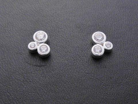 Silber Ohrstecker mit traumhaften Kreisen aus Zirkonia in weiß, hergestellt von Juwelier Harnisch, perfektesAccessoire für jeden Anlass.
