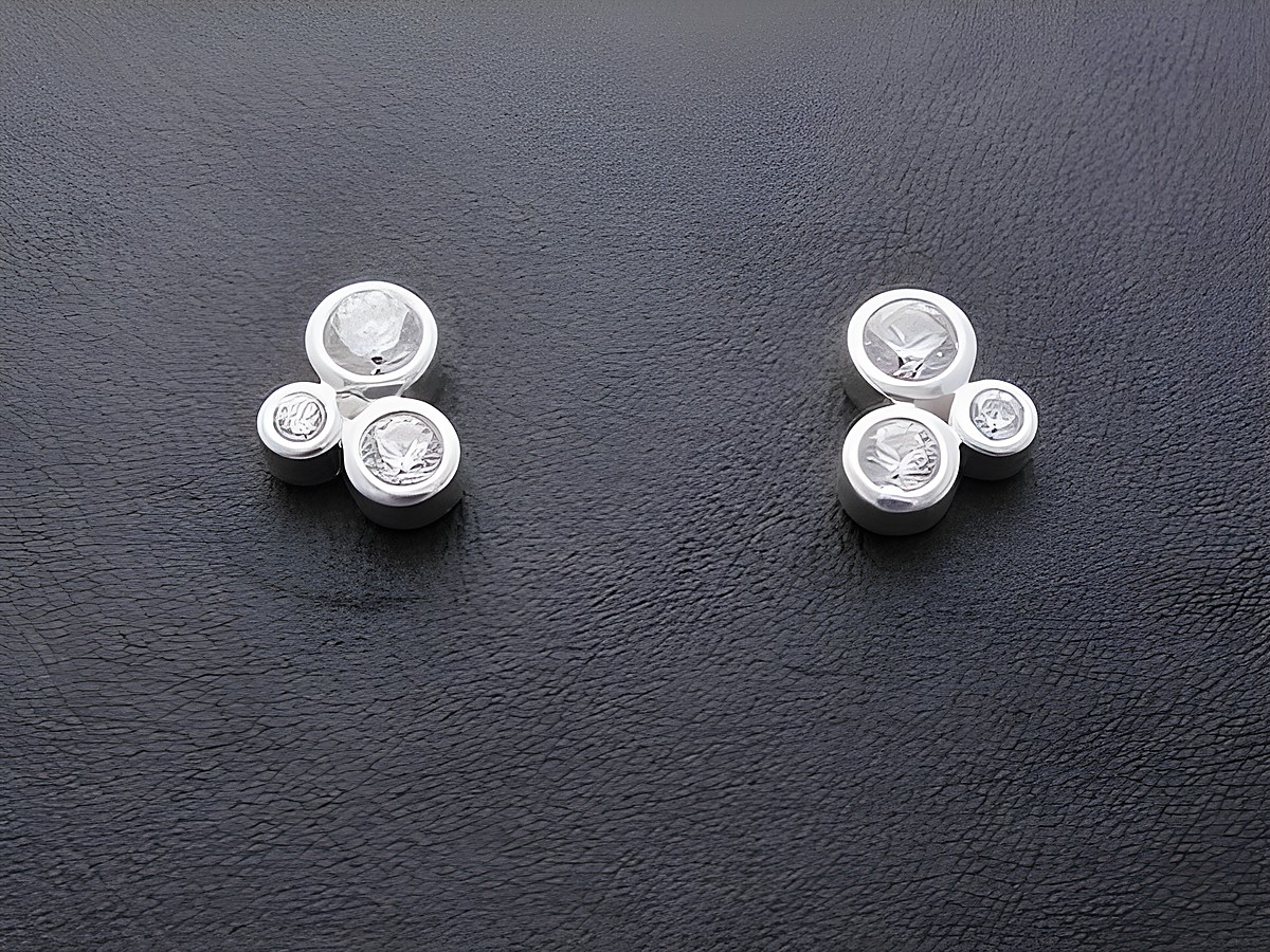 Silber Ohrstecker mit traumhaften Kreisen aus Zirkonia in weiß, hergestellt von Juwelier Harnisch, perfektesAccessoire für jeden Anlass.