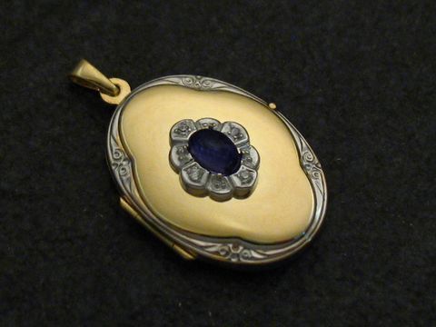 Iolite blau Medaillon Cabochon Gold 585 bicolor mit Brillanten, Hersteller Juwelier Harnisch, Gelbgold 585, elegantes Design mit ovalem Edelstein und geschmackvoller Verzierung.