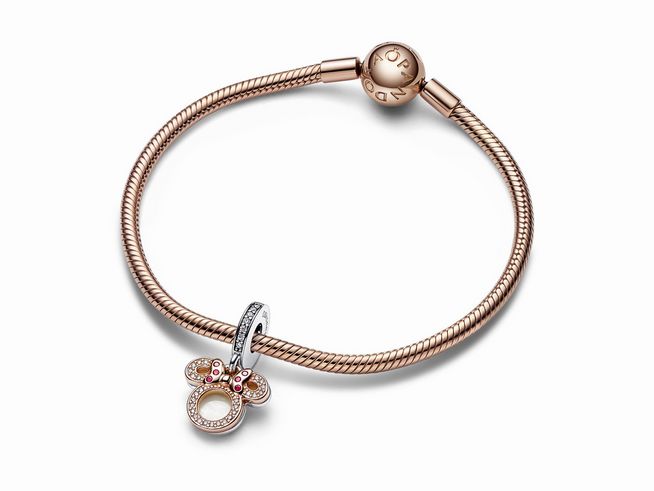 Eine zarte Armband mit einem Anhänger in Form einer Minnie Maus Silhouette, gefertigt aus sterling Silber und rosévergoldet, verziert mit buntem Emaille und funkelnden Elementen.