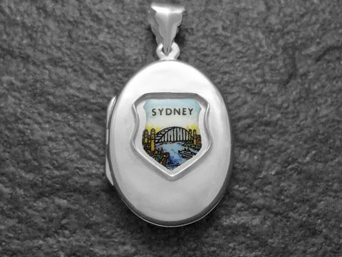 Silbermedaillon mit dem Wappen von Australien und der Sydney Harbour Bridge, Hersteller Juwelier Harnisch, verziert mit bunten Details, ideal für Sammler und Liebhaber.