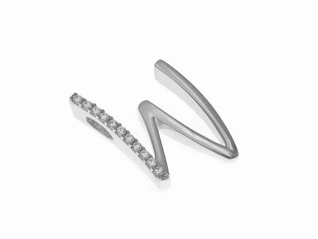 Anhänger aus Sterling Silber in Form des Buchstabens W, poliert und rhodiniert, verziert mit Zirkonia, hergestellt von Juwelier Harnisch.