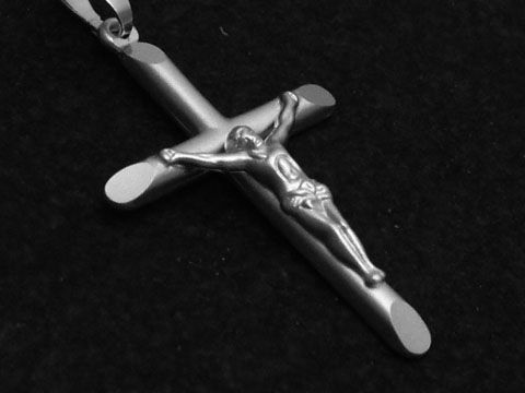 Teilmattierter Anhänger in Form eines Kreuzes aus Sterling Silber mit einer Jesusfigur, gefertigt vom Juwelier Harnisch. Ideal als religiöses Schmuckstück.