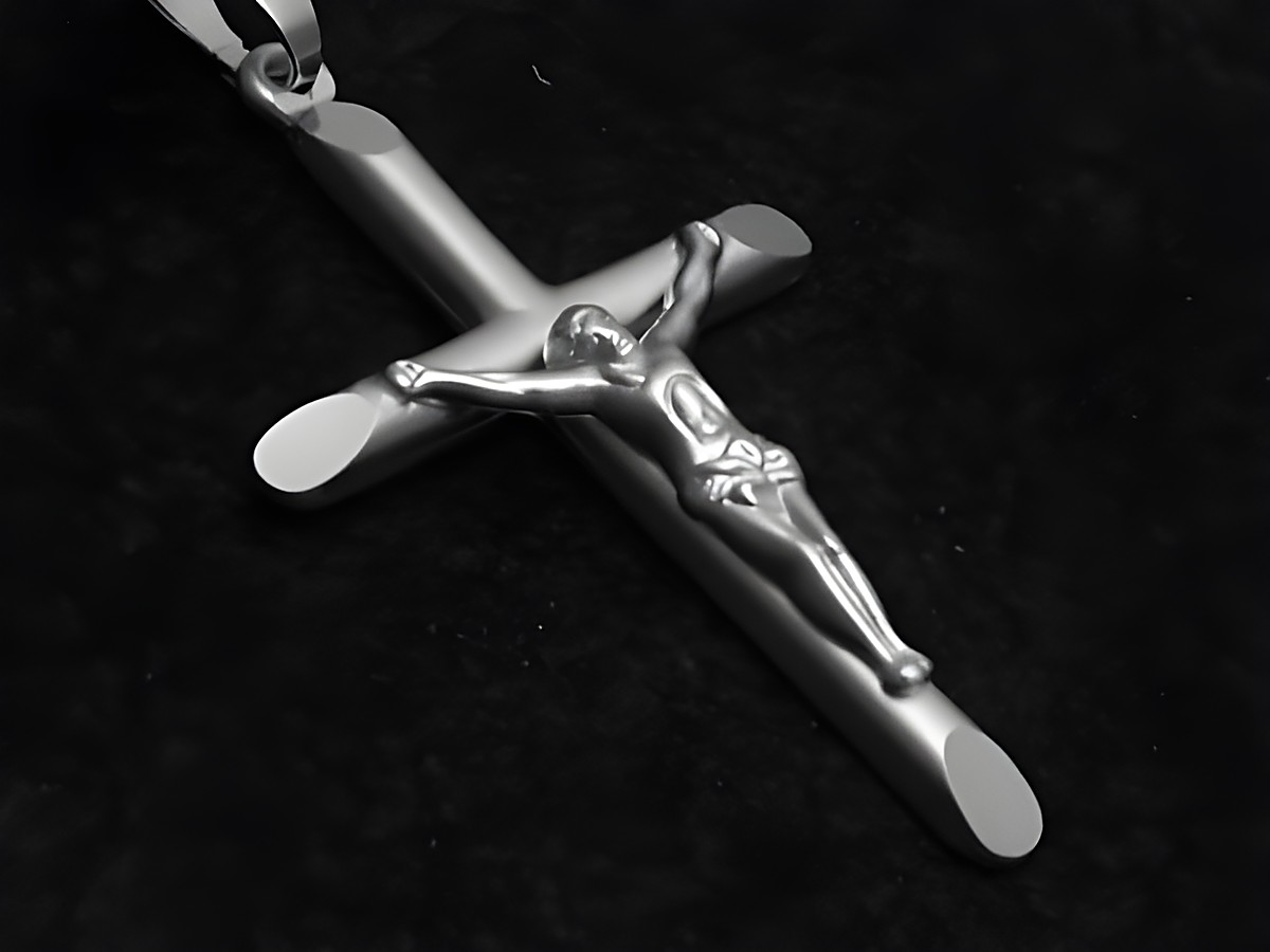 Teilmattierter Anhänger in Form eines Kreuzes aus Sterling Silber mit einer Jesusfigur, gefertigt vom Juwelier Harnisch. Ideal als religiöses Schmuckstück.