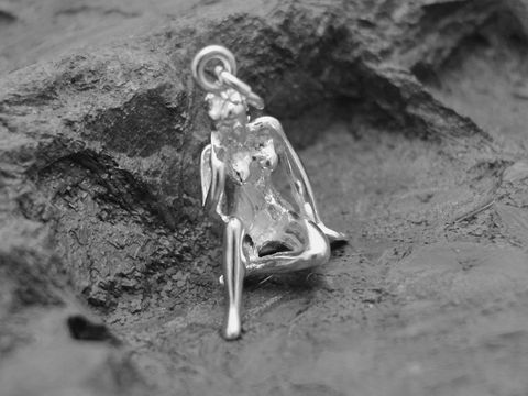 Silber Anhänger Sternzeichen Jungfrau vollplastisch, designed vom Juwelier Harnisch, zeigt eine detailreiche Darstellung des Symbols für Jungfrau in hochwertigem Silber.
