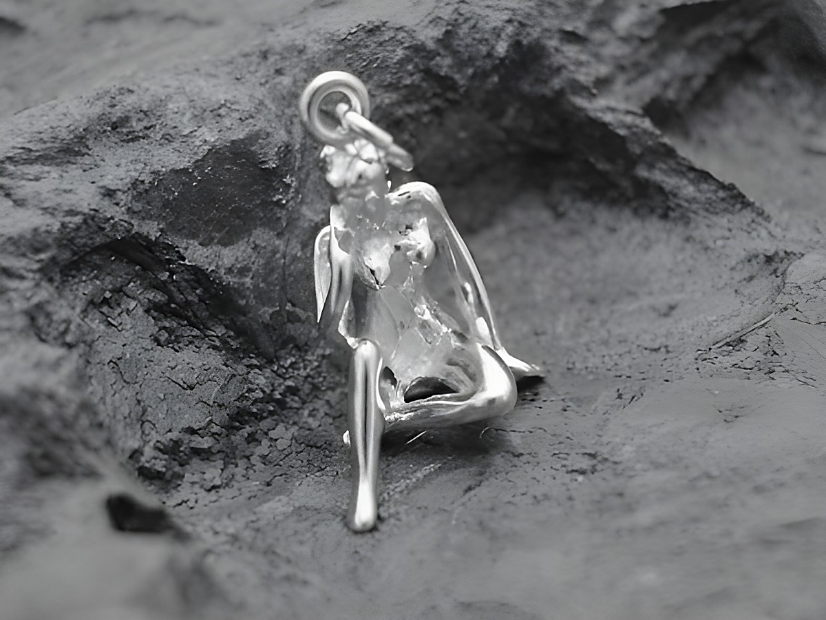 Silber Anhänger Sternzeichen Jungfrau vollplastisch, designed vom Juwelier Harnisch, zeigt eine detailreiche Darstellung des Symbols für Jungfrau in hochwertigem Silber.