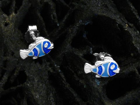 Clownfisch emaillierter Sterling Silber Ohrring für Kinder, hergestellt von Juwelier Harnisch, in bunten Farben gestaltet und in Form von niedlichen Fischen.