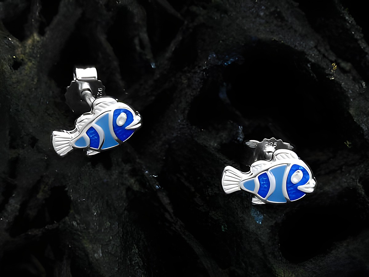 Clownfisch emaillierter Sterling Silber Ohrring für Kinder, hergestellt von Juwelier Harnisch, in bunten Farben gestaltet und in Form von niedlichen Fischen.