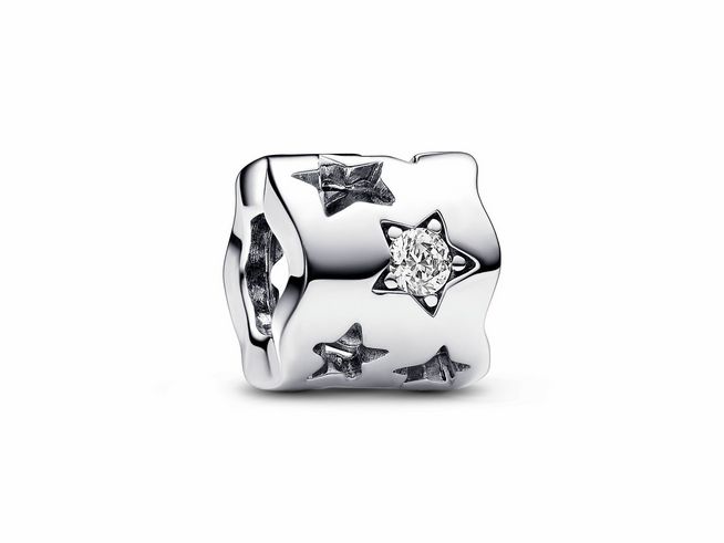 792827000-0 Ausgestanztes Funkelndes Stern Charm aus Sterling Silber mit Zirkonia im Zentrum und kleinen Sternmotiven auf der Oberfläche, ideal für individuelle Schmuckgestaltungen.