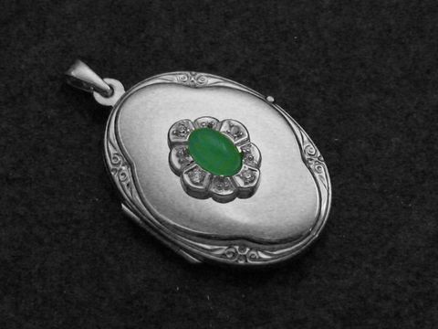 Chrysopras Medaillon Cabochon in Sterling Silber, mit einer ovalen Form und einer filigranen Verzierung, in der Mitte ein grüner Chrysopras Stein, umgeben von kleinen zierenden Details.