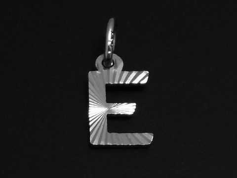 Silberanhänger mit dem Buchstaben E, verziert mit einem Druck in Diamantschliff, hergestellt von Juwelier Harnisch. Der Anhänger hat eine moderne Optik und glänzende Oberflächen.