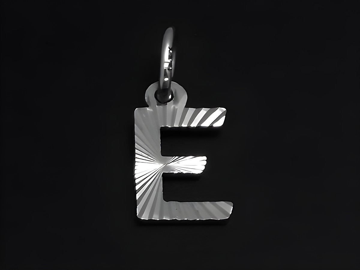 Silberanhänger mit dem Buchstaben E, verziert mit einem Druck in Diamantschliff, hergestellt von Juwelier Harnisch. Der Anhänger hat eine moderne Optik und glänzende Oberflächen.