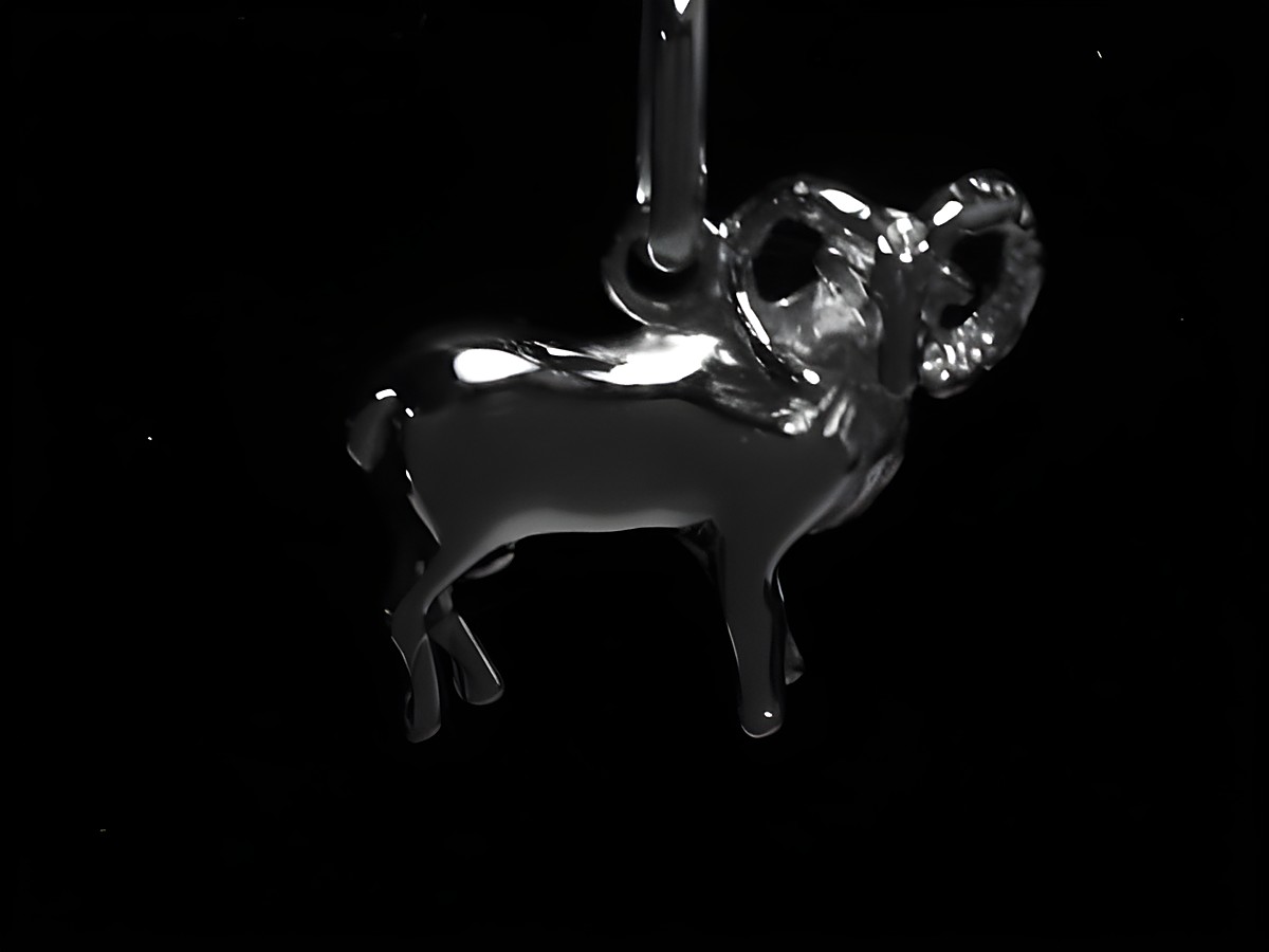 Widder aus poliertem 925 Sterling Silber von Juwelier Harnisch, stilisierte Darstellung eines Widders mit markanten Hörnern, ideal als charmantes Zubehör.