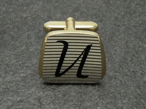 Vergoldete Manschettenknöpfe mit gestreiftem Design und dem Buchstaben U, Hersteller Juwelier Harnisch, ideal für elegante Anlässe und persönliche Akzente.