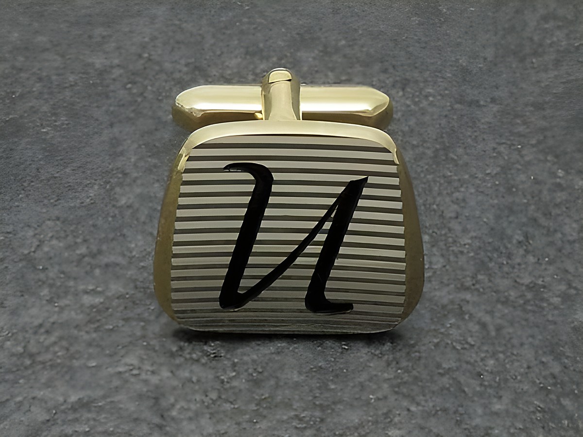 Vergoldete Manschettenknöpfe mit gestreiftem Design und dem Buchstaben U, Hersteller Juwelier Harnisch, ideal für elegante Anlässe und persönliche Akzente.